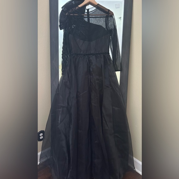 Elegant Black One-Shoulder Dress with Beaded Details - Picture 3 of 5